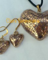 Gold heart jewellery set.