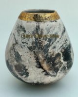 Smoke-fired pot with gold.