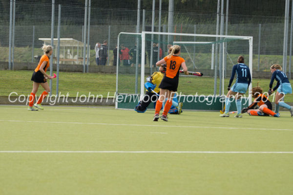 Katie Long scores for Leicester against Reading HC