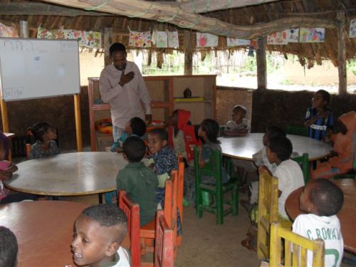 Mr Belete teaches the Grade 1s about parts of the human body – the chest