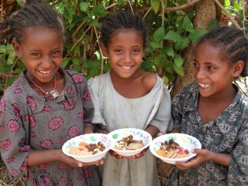 girls ready to enjoy their snack