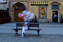 Balloon seller-ST-Brady-Sandy-5STAR