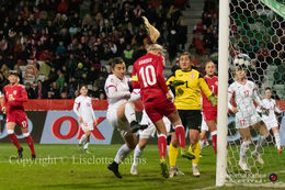 WMS NT, Denmark vs. Georgia. Viborg 2019. Pernille Harder preparing for a header. What's the goalkeeper doing?