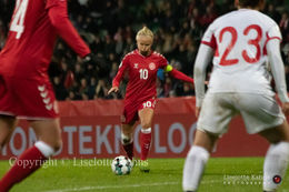 WMS NT, Denmark vs. Georgia. Viborg 2019. Pernille Harder preparing for a free-kick