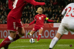 WMS NT, Denmark vs. Georgia. Viborg 2019. Pernille Harder shoots a free-kick