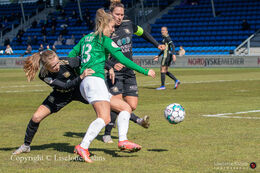Olivia Holdt trying to pass two KoldingQ defenders in the "Gjensidige Kvindeliga" match between Fortuna Hjorring and KoldingQ