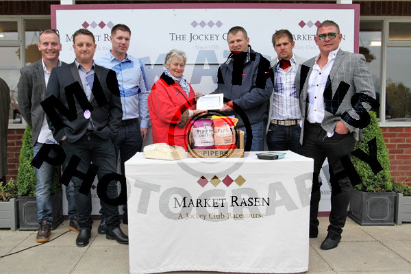 Race 1 - Red Royalist (15)
