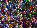 colourful crowds_golden temple
