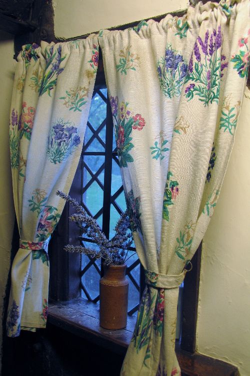 A window in Anne Hathaway's Cottage