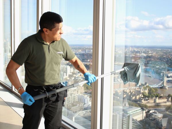 cleaning the sky - Elia Silva