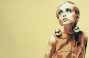 TWIGGY - MOD GIRL 2. (YELLOW.)SIZE: 24" X 18".