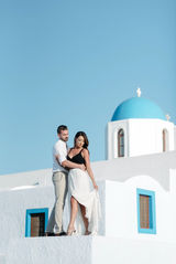 honeymoon couple photo session in santorini greece