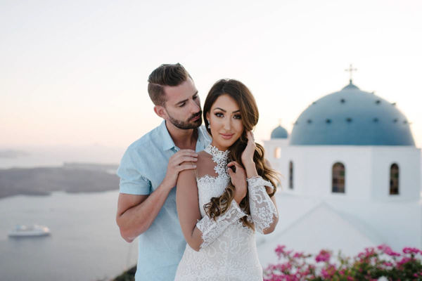 honeymoon couple photo session in santorini greece