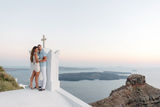 honeymoon couple photo session in santorini greece