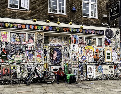 Lost In graffiti.  Photographer:  Rita Howe