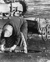 77 Gathering coal scraps at Dundalk Port