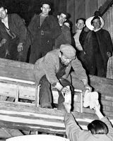 94 Delivery of food to men on strike at DEW