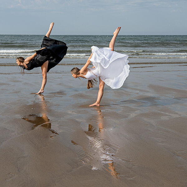 BEACH DANCERS