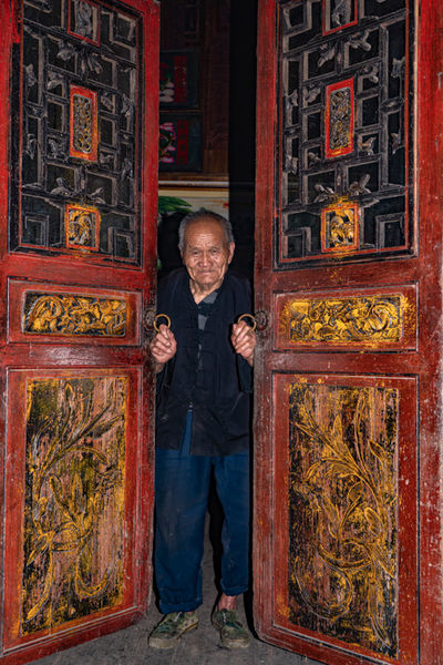 Mr Huo Looks Out