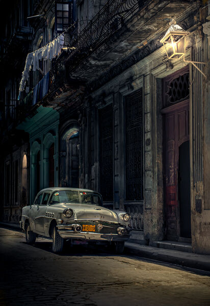 2nd Place: Cuban Streetlight Glow