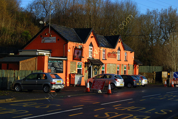 Three Horseshoes pub Ton-teg in 2009.