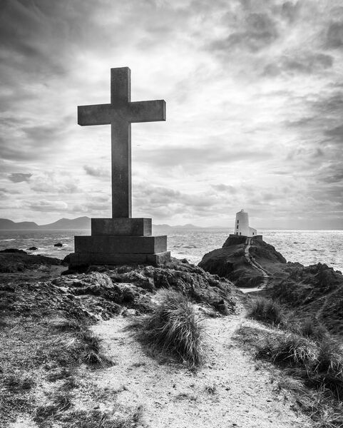 Monochrome 1st: The Cross-and-the-Lighthouse