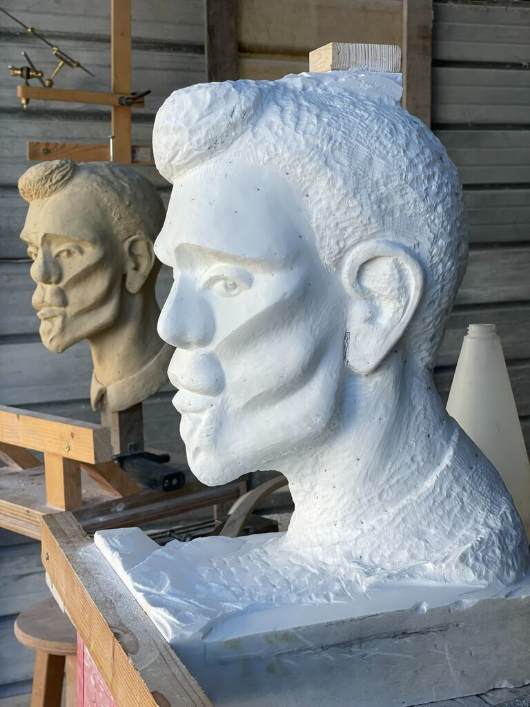 George side by side with the model