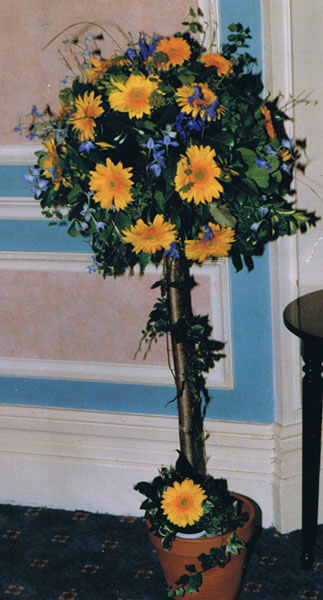 Free-standing topiary tree