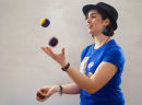 Alisa juggling