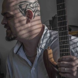 Guitar Maker