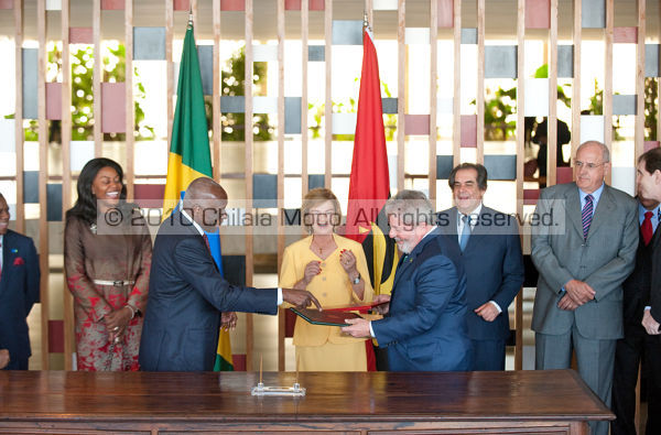 JES signing a cooperation treaty with brazilian president Lula da Silva.