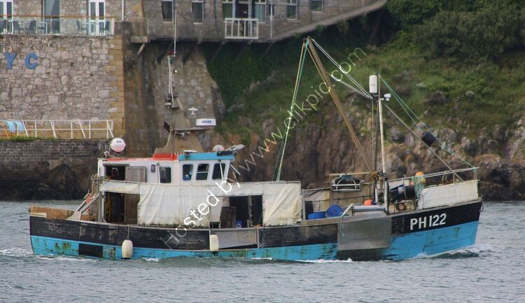 PH122 BOSLOE Trawler Entering The River Plym For Sutton Harbour Plymouth Devon UK 2020 Order NumberTPH7