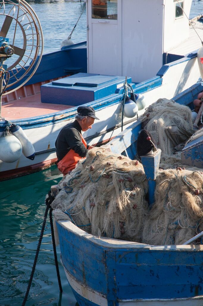 Fisherman mending net 2