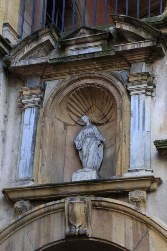 Scallop pilgrimage symbol and statue of Virgin Mary at Maison Paterin, Lyon