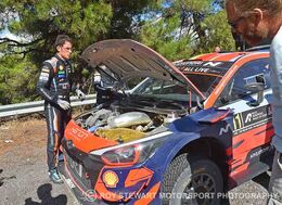Thierry Neuville in trouble...