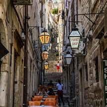 4136-Dubrovnik view to top cafe tenements