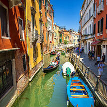 4174-Venice canal gondoliers buildings