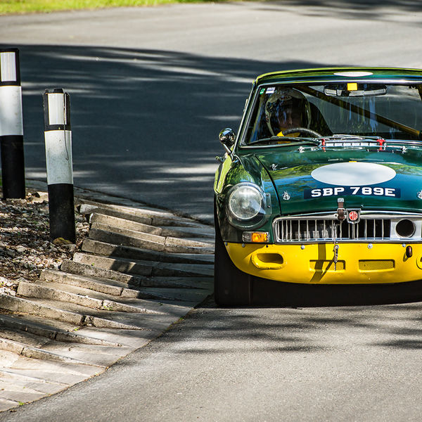 La Vie en Bleu 2019, Prescott Speed Hill Climb, #04 green and yellow MGB GT at speed on prescott hill climb