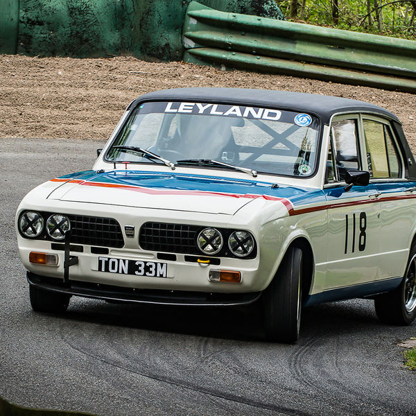 La Vie en Bleu 2019, Prescott Speed Hill Climb, #43 red white and blue triumph dolomite sprint rounding the hairpin at prescott hill climb