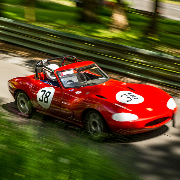 La Vie en Bleu 2019, Prescott Speed Hill Climb, #41 red ginetta sports car at speed on prescott hill