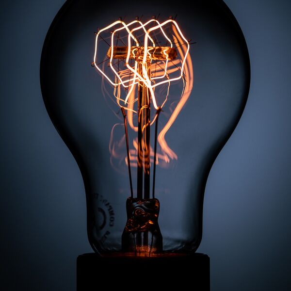 steve-shelley-ssshoot-covid-lockdown-057 illuminated vintage lightbulb using dark field lighting technique