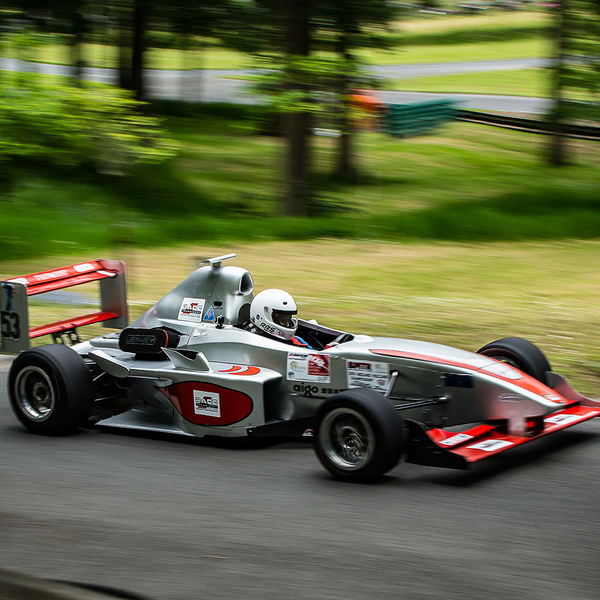 La Vie en Bleu 2019, Prescott Speed Hill Climb, #25 red and silver single seat racing car speeding along prescott hill climb venue