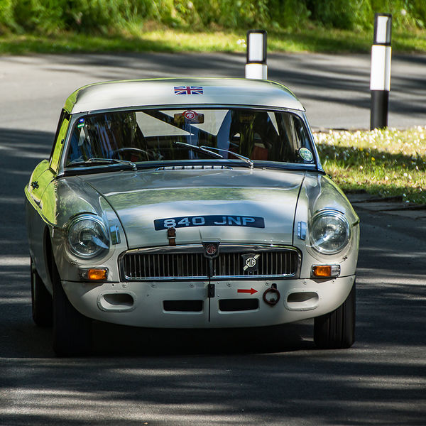 La Vie en Bleu 2019, Prescott Speed Hill Climb, #06 white classic mg sports car racing up the hill at prescott speed hill climb