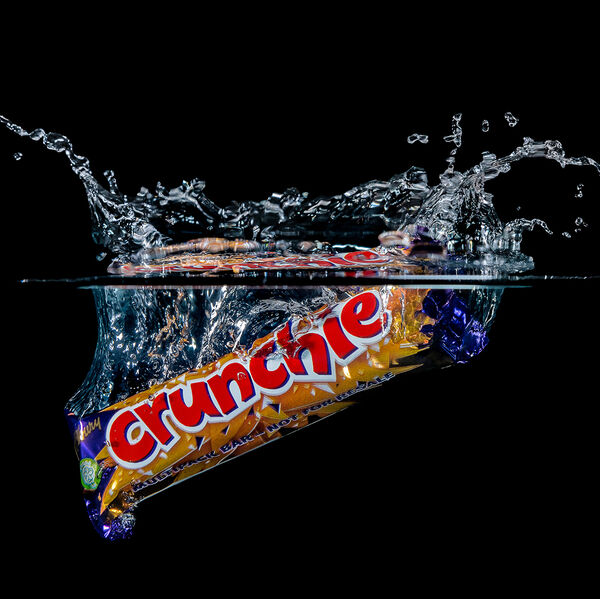 steve-shelley-ssshoot-covid-lockdown-029 crunchie chocolate candy bar dropped in water with high speed flash photography