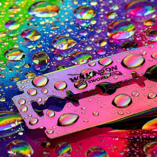 steve-shelley-ssshoot-covid-lockdown-042 wilkinson sword razor blade in water with colourful psychadelic background