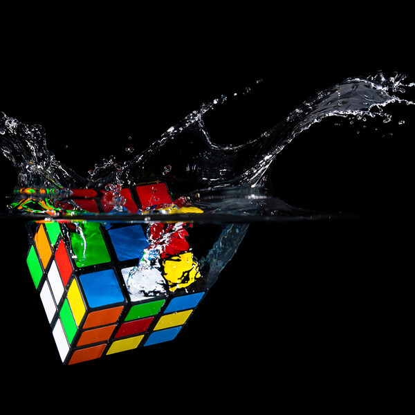 steve-shelley-ssshoot-covid-lockdown-061 rubiks cube puzzle dropped in water with high speed flash photography