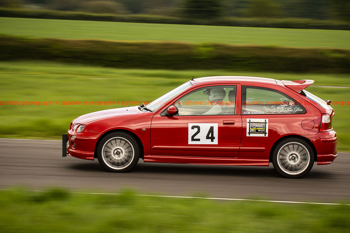 red rover 25 at speed during the BMMC track day