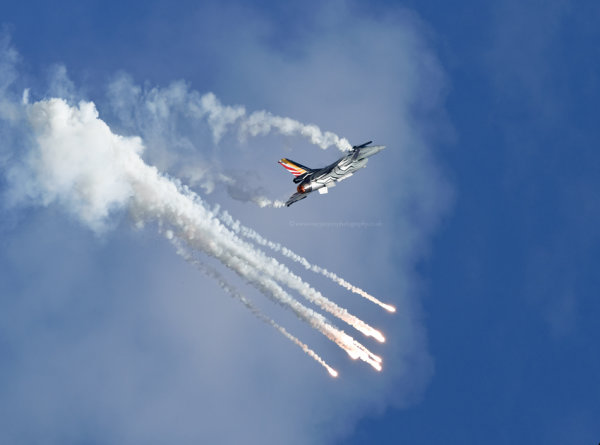 F-16 firing chaff