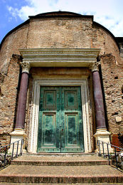 ROME: Antique building and door