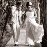 Couple kissing Marrakesh wedding